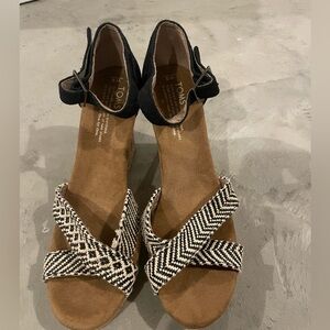 Toms size 9 women’s platform wedge sandals. Worn only once!